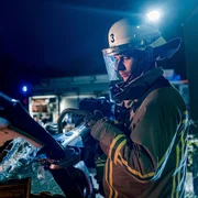 Die Feuerwehrleute der Wache 3 sind mit einem anspruchsvollen Einsatz konfrontiert. Ein schwerer Verkehrsunfall hat gleich mehrere Verletzte gefordert. Am Unfallort m&uuml;ssen die Rettungskr&auml;fte schnell entscheiden, wer zuerst versorgt werden muss, da die Verst&auml;rkung noch unterwegs ist.