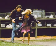 Rick (Mel Gibson) und Marianne (Goldie Hawn) fl&uuml;chten vor schie&szlig;w&uuml;tigen Gangstern.