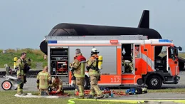 Bildunterschrift: Die Fahrzeuge der Flughafenfeuerwehr Neuk&ouml;lln kommen bei Flugzeugbr&auml;nden zum Einsatz, um die ersten L&ouml;schma&szlig;nahmen am Boden einzuleiten.; Bildunterschrift: Die Fahrzeuge der Flughafenfeuerwehr Neuk&ouml;lln kommen bei Flugzeugbr&auml;nden zum Einsatz, um die ersten L&ouml;schma&szlig;nahmen am Boden einzuleiten.