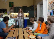 Kathi (Kaja Eckert) h&ouml;rt zum ersten Mal das mit ihr gef&uuml;hrte Interview.