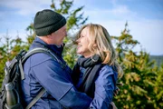 Sabine (Ann-Kathrin Kramer) kommt auf eigenen Beinen in Begleitung von Stefan (Harald Krassnitzer) am Gipfel an.