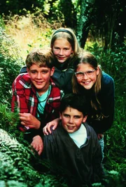 In den bekannten Detektiv-Geschichten k&ouml;nnen wir die Abenteuer von Thadd&auml;us Arnold, einem exzentrischen Forscher, seinen vier Kindern ihrem Hund Price und der sch&ouml;nen Foto-Journalistin Charlotte Clancy verfolgen.