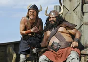 Der schreckliche Sven (G&uuml;nther Kaufmann, r.) steckt hinter der Entf&uuml;hrung der Kinder von Flake. Er braucht sie, um an einen m&auml;chtigen Schatz zu gelangen. Pokka (Christoph Maria Herbst) unterst&uuml;tzt ihn.