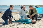 Eine unbekannte Frau wird tot aus dem Wasser geborgen. Lars (Ingo Naujoks, li.), Dr. Henning Strahl (Christoph Tomanek, mi.) und Finn (Sven Martinek, re.) begutachten die Leiche.