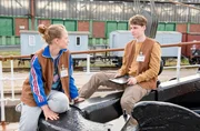 Timo (Filip Januchowski, r.) ist heimlich in Neele (Helena Sattler, l.) verliebt, die ein Volontariat auf dem Museumsschiff macht.
