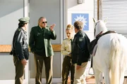 Hubert (Christian Tramitz, r.) und Staller (Helmfried von L&uuml;ttichau, l.) ermitteln wieder auf Hochtouren (Michael Brandner als Reimund Girwidz, 2.v.l.; Klara Deutschmann als Lena Winter).