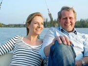 Thomas (Harald Krassnitzer) hat seine Jugendliebe Claudia (Susanne Michel) zu einer Bootsfahrt eingeladen.