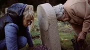 Holocaust-&Uuml;berlebende Lore K&uuml;bler und ihre Tochter Kim Seligsohn (l.) besuchen zum ersten Mal gemeinsam das Grab von Kims Bruder, der sich vor zwanzig Jahre das Leben nahm.
