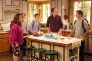 (v.li.): Katy Mixon (Katie Otto), Logan Pepper (Cooper Bradford), Daniel DiMaggio (Oliver Otto), Diedrich Bader (Greg Otto), Peyton Meyer (Trip Windsor).