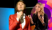 Andrea Grie&szlig;mann, Moderatorin (r), erinnert sich an die Schlager von Udo J&uuml;rgens.