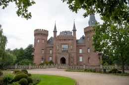 Deutschland ist voller sch&ouml;ner Sehensw&uuml;rdigkeiten. "Deutschlands sch&ouml;nste Schl&ouml;sser" ist eine ARD-Kooperation, die einen bildstarken &Uuml;berblick quer durch die Republik bietet. Ob das Schloss Herrenchiemsee in Bayern, das Schloss Moyland (Foto) in Nordrhein-Westfalen&nbsp; oder das "Humboldt Forum" (fr&uuml;her Berliner Stadtschloss) in Berlin; jedes Bauwerk erz&auml;hlt seine eigene, unverwechselbare Geschichte.