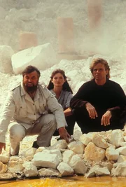 Atticus (Brian Blessed, l.), Kelly (Sophie Ward, M.), und MacGyver (Richard Dean Anderson, r.) suchen den H&ouml;hleneingang.