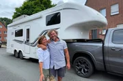 Britta Hofmeister (l) und Andreas Werner vor ihrem Wohnauflieger.