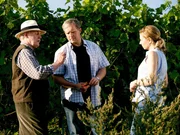 "Der Winzerk&ouml;nig", "Neue Intrigen." Der Spatenstich zum Bau eines neuen, modernen Kellers findet statt. Georg l&auml;sst sich eine neue Intrige gegen Thomas einfallen. Dazu ben&uuml;tzt er seine guten Kontakte und die Abh&auml;ngigkeit von Menschen, die von ihm in seiner Funktion als B&uuml;rgermeister abh&auml;ngig sind. Thomas und die Notarin Dr. Petra Thaler kommen einander n&auml;her, was Claudia eifers&uuml;chtig macht. Doch viel Zeit bleibt Thomas f&uuml;r Am&uuml;sement nicht. Georg macht Thomas das Leben erfolgreich schwer. Im Bild (v.li.): Wolfgang H&uuml;bsch (Gottfried Schnell), Harald Krassnitzer (Thomas Stickler), Susanne Michel (Claudia Plattner).