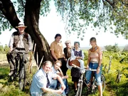 Der Spatenstich zum Bau eines neuen, modernen Kellers findet statt; Georg l&auml;sst sich eine neue Intrige gegen Thomas einfallen. Im Bild (v.li.): Wolfgang H&uuml;bsch (Gottfried Schnell), Harald Krassnitzer (Thomas Stickler), Susanne Michel (Claudia Plattner), Achim Schelhas (Paul Plattner), Branko Samarovski (Blasius Schmalzl), Christine Ostermayer (Hermine Stickler), Britta Hammelstein (Anna Stickler).