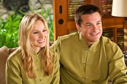 Cynthia (Kristen Bell, l.) und Jason (Jason Bateman, r.) lassen sich auf die Therapiesitzungen ein. Die ungew&ouml;hnlichen Methoden des Resort-Besitzers Marcel sollen dabei helfen, dass sich das Paar wieder n&auml;her kommt.
