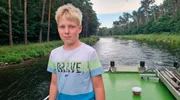 Der 11-J&auml;hige Friedrich (Foto) geh&ouml;rt zu einer Binnenschiffer-Familie. Er mag es auf dem Wasser zu sein, denn dann f&uuml;hlt er sich frei.  Friedrich hat wichtige Aufgaben an Bord. Er kann zum Beispiel das Schiff am Tau an- und ablegen, putzt auf und unter Deck oder kocht auch schon mal das Mittagessen. Er ist &uuml;berall dabei und hilft, wo er gebraucht wird.