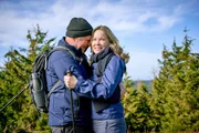 Sabine (Ann-Kathrin Kramer) kommt auf eigenen Beinen in Begleitung von Stefan (Harald Krassnitzer) am Gipfel an.