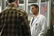 April muss eine schwierige Entscheidung hinsichtlich ihres ungeborenen Babys fällen, während sich Alex (Justin Chambers, l.) um Howard Bonaman (Rob Nagle, r.) kümmert, der seine Frau versehentlich angeschossen hat ... April muss eine schwierige Entscheidung hinsichtlich ihres ungeborenen Babys fällen, während sich Alex (Justin Chambers, l.) um Howard Bonaman (Rob Nagle, r.) kümmert, der seine Frau versehentlich angeschossen hat ...