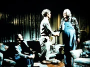 Gerald Haines (David Doremus, M.) gehört schon seit Jahren zur Familie. Als Erin (Mary Beth McDonough, l.) seinen Heiratsantrag ablehnt, verabschiedet er sich auch von Sam (Will Geer, r.), um zur Armee zu gehen. Gerald Haines (David Doremus, M.) gehört schon seit Jahren zur Familie. Als Erin (Mary Beth McDonough, l.) seinen Heiratsantrag ablehnt, verabschiedet er sich auch von Sam (Will Geer, r.), um zur Armee zu gehen.