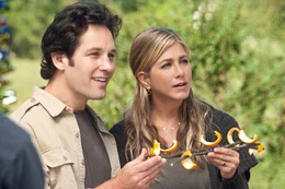 Auf der Flucht vor der Verwandtschaft landen George (Paul Rudd, l.) und Linda (Jennifer Aniston, r.) in einem Hippie-Paradies, in dem niemand besonderen Wert auf eine Karriere oder Kleidung legt ...