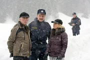 "Soko Kitzb&uuml;hel", "Herzflimmern." W&auml;hrend einer Autofahrt kommt Bernhard Kr&uuml;ger, Gesch&auml;ftsf&uuml;hrer einer Firma f&uuml;r Software-L&ouml;sungen im medizinischen Bereich, von der Stra&szlig;e ab und prallt mit seinem Wagen gegen eine Schneewehe. Obwohl Kr&uuml;ger einen Herzschrittmacher gehabt hat, ist er am Steuer einem Infarkt erlegen. In Kr&uuml;gers Blut und Magen werden allerdings Spuren von Schlafmitteln und Tranquilizern gefunden. War es also doch kein Unfall, sondern Mord? Denn Kr&uuml;gers Familie, Nikol und die Kinder Renate und Christoph, entpuppt sich als wahre Schlangengrube. Und auch Kr&uuml;gers Konkurrent Dieter Larcher ist nicht zart besaitet. M&ouml;glicherweise ist Kr&uuml;ger gesch&auml;ftlichen Fusionen im Weg gestanden. Oder privaten?Im Bild (v.li.): Heinz Marecek (Hannes Kofler), Ferry &Ouml;llinger (Kroisleitner), Andrea L'Arronge (Gr&auml;fin Sch&ouml;nberg).