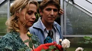 Fritz (Guido Hammesfahr) forscht; auch in der Nachbarschaft bei Frau von Schöneburg (Catherine Flemming) haben die Läuse es auf die Rosen abgesehen. Fritz (Guido Hammesfahr) forscht; auch in der Nachbarschaft bei Frau von Schöneburg (Catherine Flemming) haben die Läuse es auf die Rosen abgesehen.