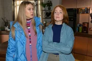 Jessica (Nina Ensmann, l.) versucht bei Toni (Olivia Marei) vergeblich Verst&auml;ndnis f&uuml;r Ninas Situation zu wecken.