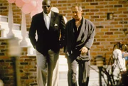 Ex-Cop Sorenson (David Carradine) und sein Kollege Albert Diggs (Bill Duke, l.) suchen den Zeugen, dem sie 15 Jahre Gef&auml;ngnis verdanken.