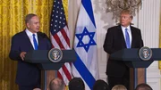 2018 überzeugt Benjamin Netanjahu US-Präsident Trump, aus dem Iran-Abkommen auszusteigen. 2018 überzeugt Benjamin Netanjahu US-Präsident Trump, aus dem Iran-Abkommen auszusteigen.