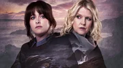 Keyvisual Staffel 8 "Mord auf Shetland" - Das neuformierte Chefermittlerinnenduo: DI Alison "Tosh" McIntosh (Alison O’Donnell) und DI Ruth Calder (Ashley Jensen). Keyvisual Staffel 8 "Mord auf Shetland" - Das neuformierte Chefermittlerinnenduo: DI Alison "Tosh" McIntosh (Alison O’Donnell) und DI Ruth Calder (Ashley Jensen).