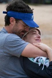 Casey Affleck (Matt Teague), Dakota Johnson (Nicole Teague).
