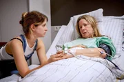 Annika (Leonie Brill, li.) besucht ihre Mutter (Ann-Kathrin Kramer) im Spital.