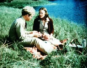 Gerald (David Doremus, l.) bittet Erin (Mary Beth McDonough, r.), ihn alleine in der Kaserne zu besuchen. Gerald (David Doremus, l.) bittet Erin (Mary Beth McDonough, r.), ihn alleine in der Kaserne zu besuchen.