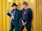 Anatoli Kirkin (Ravil Isyanov, l.); Marty Deeks (Eric Christian Olsen, r.)