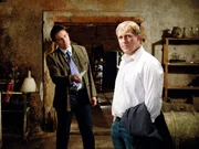 Thomas (Harald Krassnitzer, re.) k&uuml;ndigt Georg (Stefan Fleming) den Pachtvertrag.