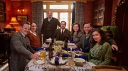 v.l.n.r. Tristan Farnon (Callum Woodhouse), Mrs.Hall (Anna Madeley), Richard Alderson (Tony Pitts), Siegfried Farnon (Samuel West), Jenny Alderson (Imogen Clawson), James Herriot (Nicholas Ralph) und Helen Herriot (Rachel Shenton)