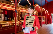 Mascha Petrowa (Natalya Bogdanis) steht in ihrer Uniform im Foyer des Zirkus.