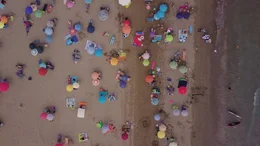 Sonne, Strand und Meer: Der hauseigene Sandstrand des Campingplatzes an der Adria l&auml;dt zum Sonnenbaden und Entspannen ein.
