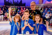 Das blaue Rateteam aus Bodenheim/Deutschland freut sich über den aufregenden Tag bei "1, 2 oder 3" und die Teilnahmemedaillen. Das blaue Rateteam aus Bodenheim/Deutschland freut sich über den aufregenden Tag bei "1, 2 oder 3" und die Teilnahmemedaillen.