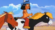 Yakari auf seinem Pony Kleiner Donner flieht mit dem Fohlen Feuerpfeil vor den Kojoten.
