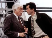 Dr. Sloan (Dick Van Dyke, l.) glaubt, dass Andy Ruggio (Gerald McRaney, r.) Sandy Hoyle ermordet hat.