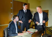 Kollege Schimpf (Thomas Stipsits) hat wichtige Fakten recherchiert und pr&auml;sentiert sie Moritz (Harald Krassnitzer) und Sekt.Chef Rauter (Hubert Kramar).