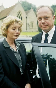 Den Rechtsanwalt Kenneth Gooders (Jonathan Coy) nimmt der Tod des Hotelbesitzers Karl Wainwright weniger mit als seine labile Frau Julia (Abigail McKern).