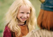 Wickie (Jonas H&auml;mmerle, r.) grenzt sich mit seiner Intelligenz und Angst von einem typischen Wikinger ab. Er zweifelt oft an sich selbst. Doch seine einzige Freundin Yivi (Mercedes Jadea Diaz, l.) sch&auml;tzt seine F&auml;higkeiten und st&auml;rkt sein Selbstvertrauen.