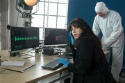 Annabell Lorenz (Stephanie Stumph) hört sich die letzte Aufnahme des Opfers an. Annabell Lorenz (Stephanie Stumph) hört sich die letzte Aufnahme des Opfers an.