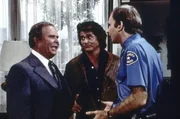 Irritiert muss Melvin Rich (Ned Beatty, l.) feststellen, dass Jonathan (Michael Landon, M.) von seinen Sicherheitsleuten weder geh&ouml;rt noch gesehen wird.