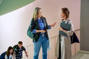 Nach einem kurzen Gespr&auml;ch mit Anna (Julia Koch, re.) beginnt Sabine (Ann-Kathrin Kramer) die Theater-AG.