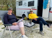 Das Ehepaar Erbsl&ouml;h beim entspannten Fr&uuml;hst&uuml;ck auf dem Agricamping Poggio ai Pini in Certaldo San Gimignano.