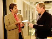 Thomas (Harald Krassnitzer, re.) hat gewonnen, Georg (Stefan Fleming) &uuml;bergibt ihm das gef&auml;lschte Testament.